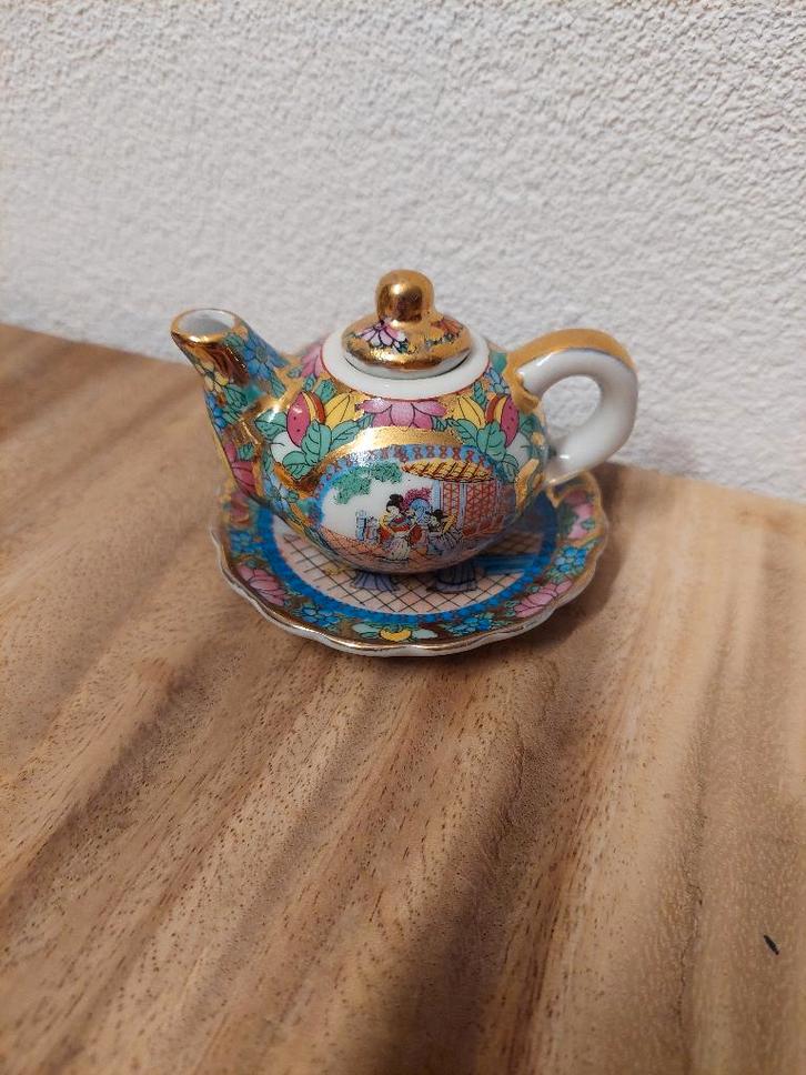 Oosterse theekan, kop en schotel, Huis en Inrichting, Keuken | Servies, Gebruikt, Kop(pen) en/of Schotel(s), Overige stijlen, Aardewerk