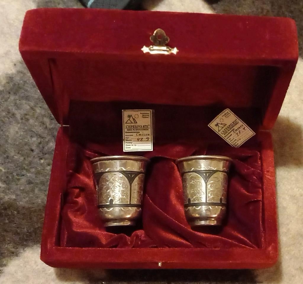 Russische niëllo 875 zilveren bekertjes in fluwelen doos, Antiek en Kunst, Ophalen of Verzenden