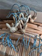 82 houten kinderkledinghangers, deels met konijntjes, Kinderen en Baby's, Overige Kinderen en Baby's, Ophalen of Verzenden, Gebruikt