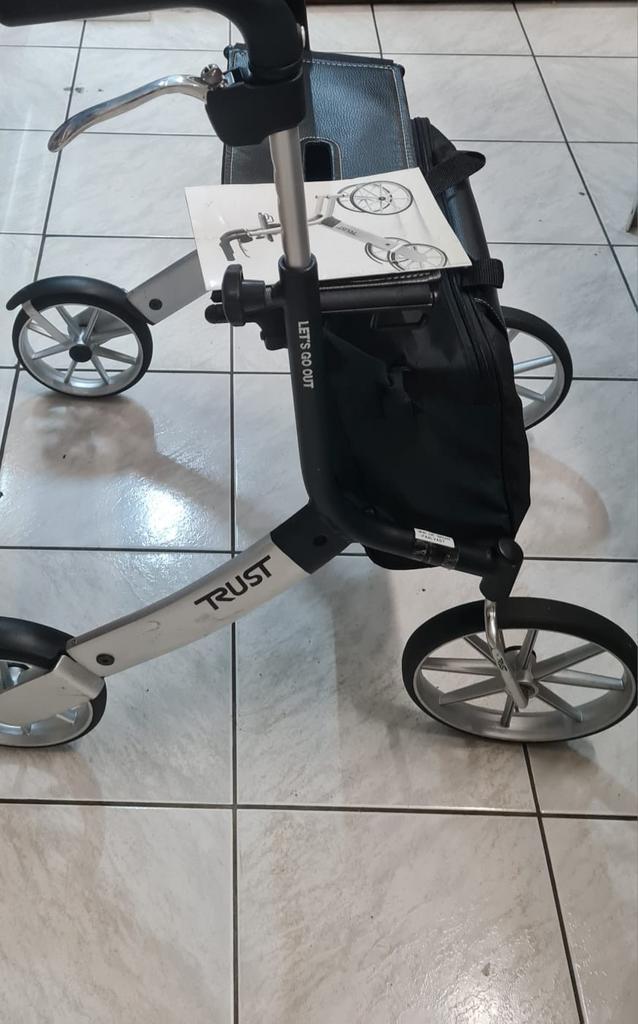 Nieuw rollator inklapbaar van het merk TRUST, Diversen, Rollators, Lichtgewicht, Ophalen of Verzenden