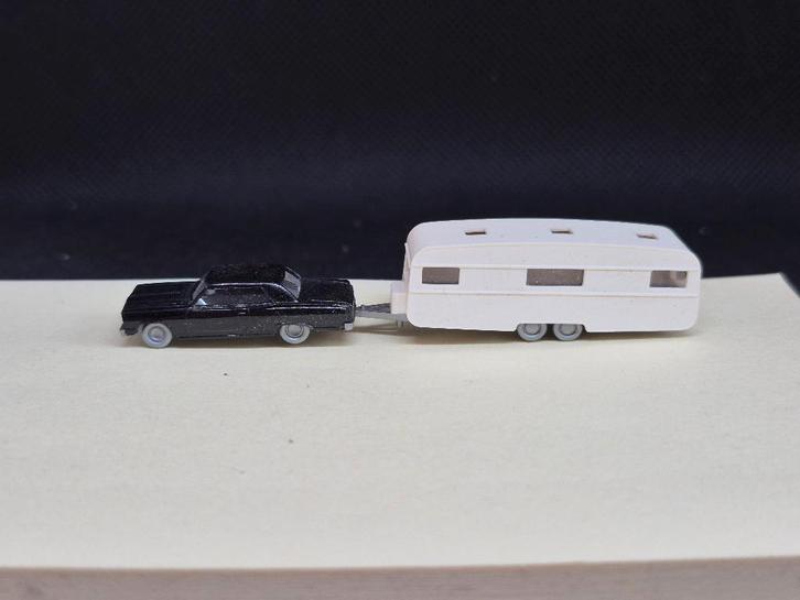 Wiking 0922 - Chevi Malibu met caravan (15532), Hobby en Vrije tijd, Modeltreinen | N-Spoor, Gebruikt, Overige typen, Gelijkstroom