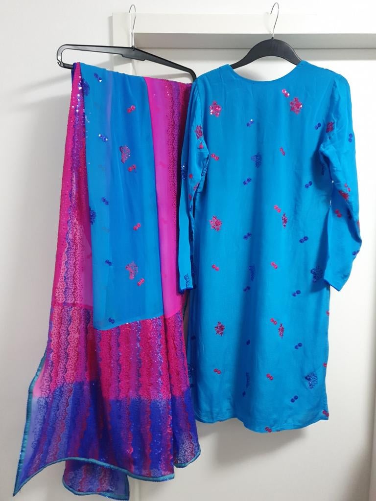 Prachtige Indiase Salwar Kameez met pailletten maat S, Overige typen, Blauw, Nieuw, Ophalen of Verzenden