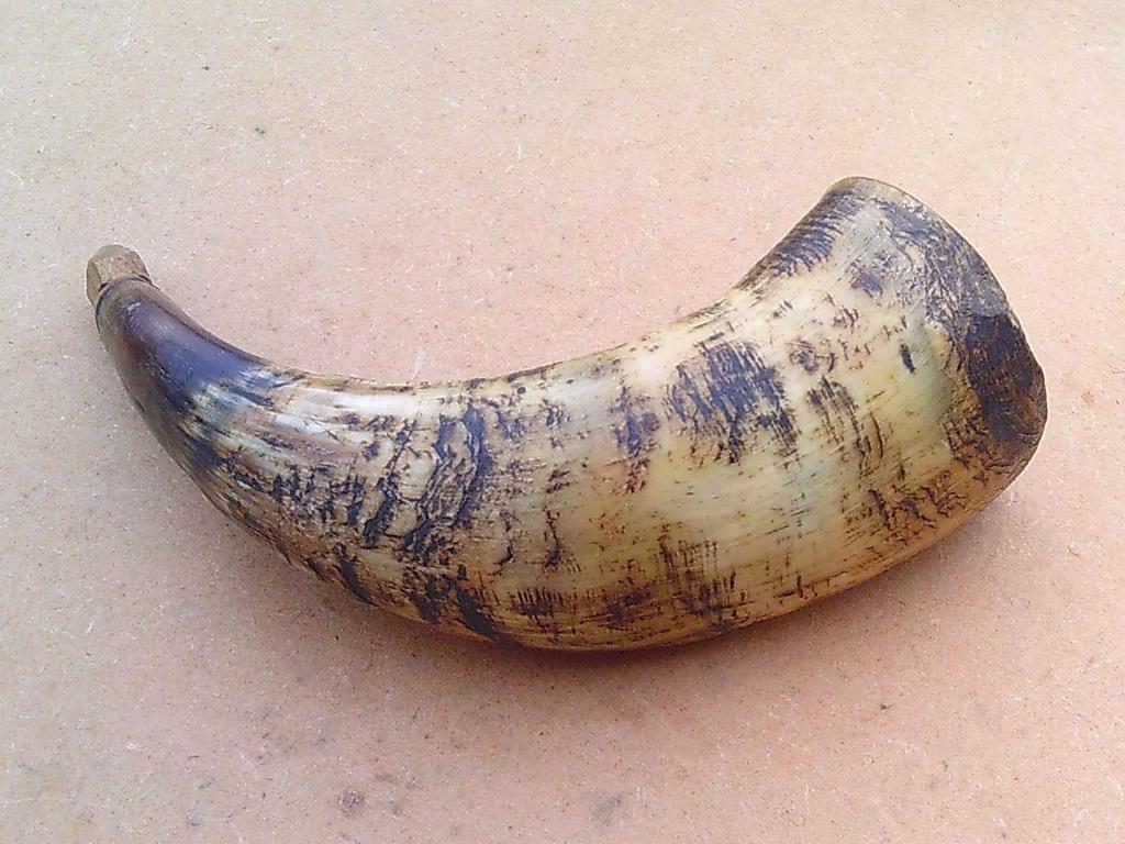 Antieke kleine kruithoorn kruitfles uit  1850 voor bij een,, Antiek en Kunst, Ophalen of Verzenden