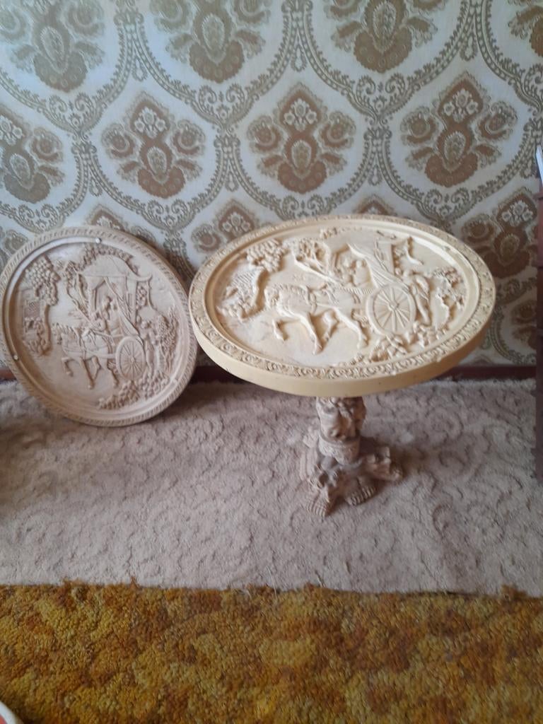 Decoratieve bijzettafel met oosterse sculpturen, Antiek en Kunst, Ophalen