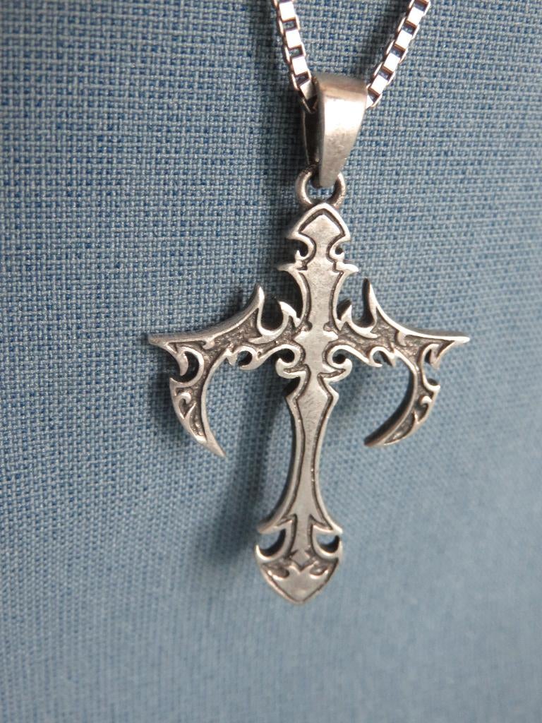 Hals ketting met kruis van 2 bijlen hanger in zilver, Ophalen of Verzenden, Zo goed als nieuw, Zilver, Zilver