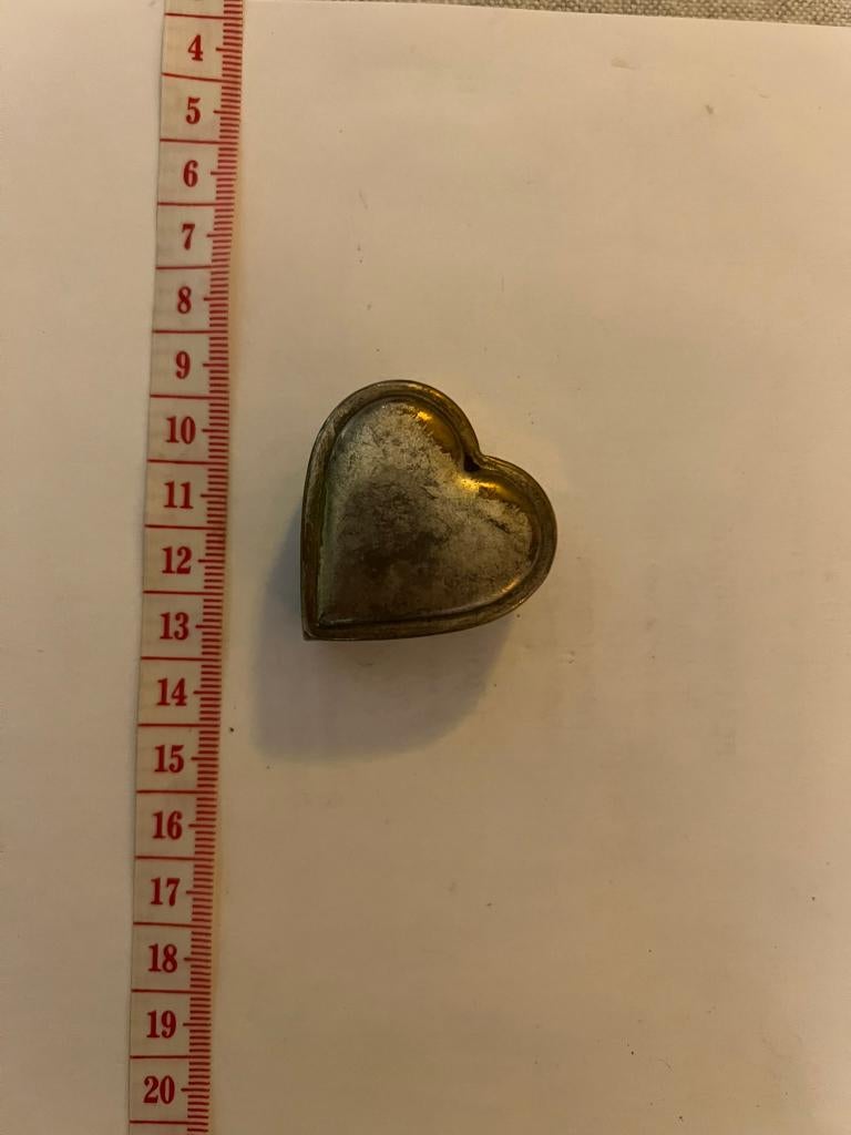 Antiek hartvormig doosje verchroomd messing zwarte kralen, Antiek en Kunst, Ophalen of Verzenden