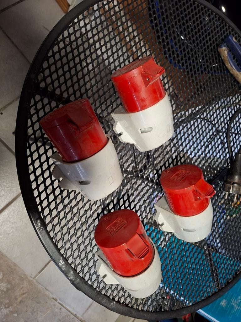 4 Nieuwe 380V 32A Stopcontacten, Doe-het-zelf en Verbouw, Elektra en Kabels, Ophalen of Verzenden, Nieuw, Stopcontact