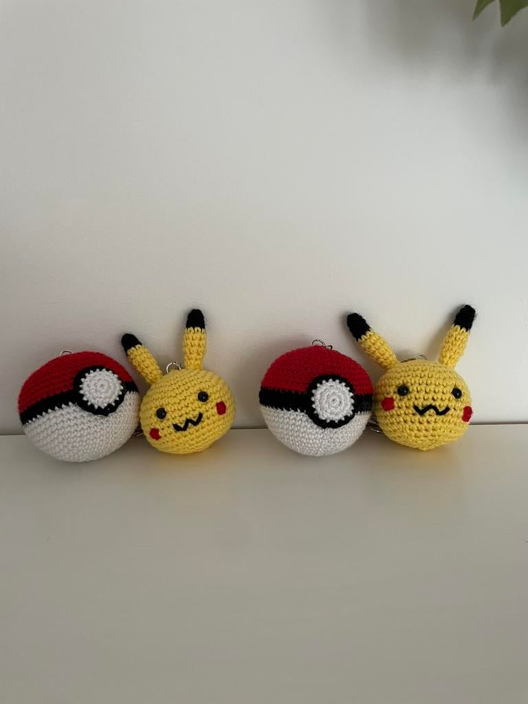 Handgemaakte gehaakte Pikachu en pokemon bal sleutelhanger, Film en tv, Meerkleurig, Ophalen of Verzenden, Zo goed als nieuw
