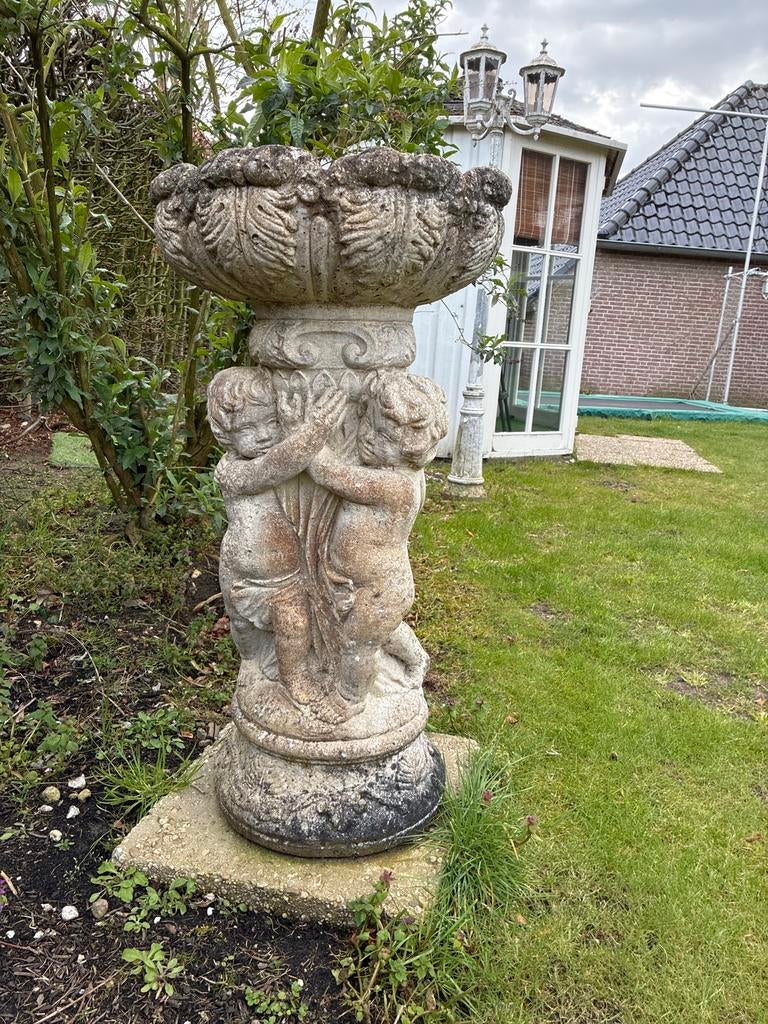 Decoratieve betonnen tuinvaas met cherubijnen, Ophalen, Gebruikt, Beton, Abstract beeld