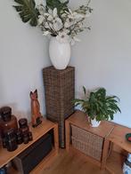 rotan standaard incl. siervaas met kunstbloemen, Huis en Inrichting, Woonaccessoires | Vazen, Ophalen, Overige materialen, Gebruikt
