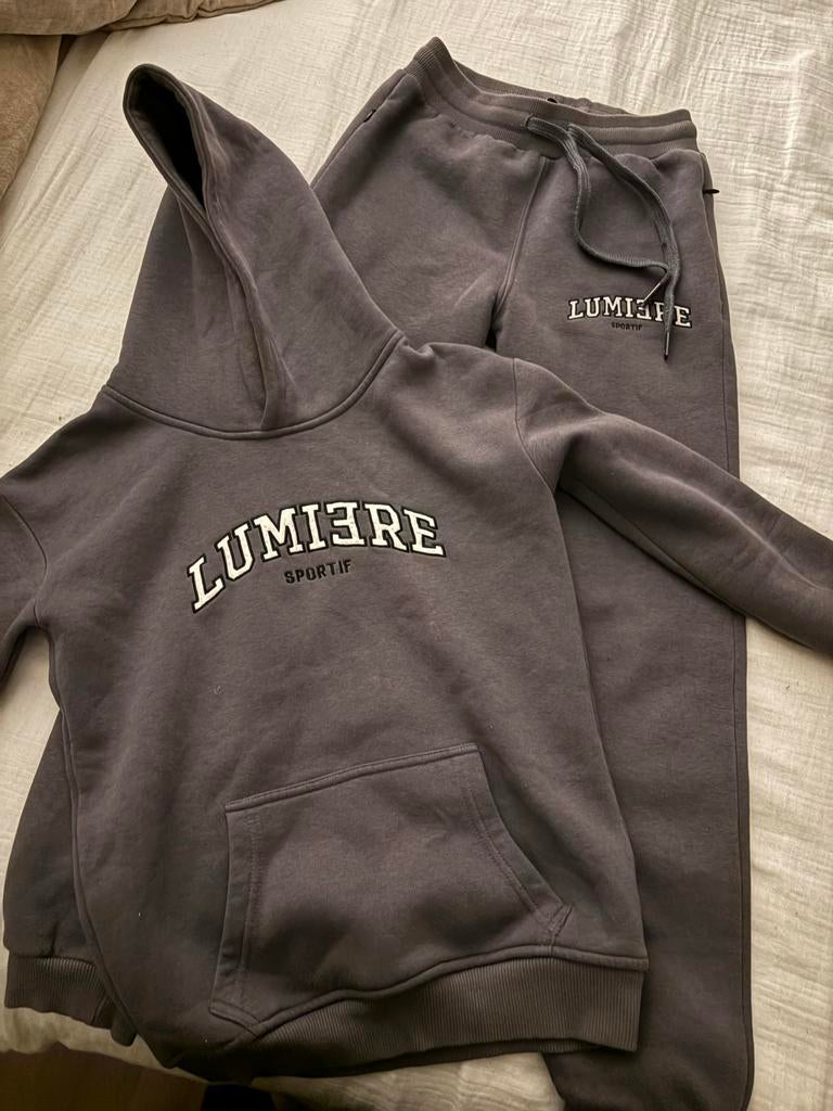 Lumiere joggingpak maat 152 (valt als 146/152) - Zo goed als, Ophalen of Verzenden, Zo goed als nieuw, Jongen of Meisje