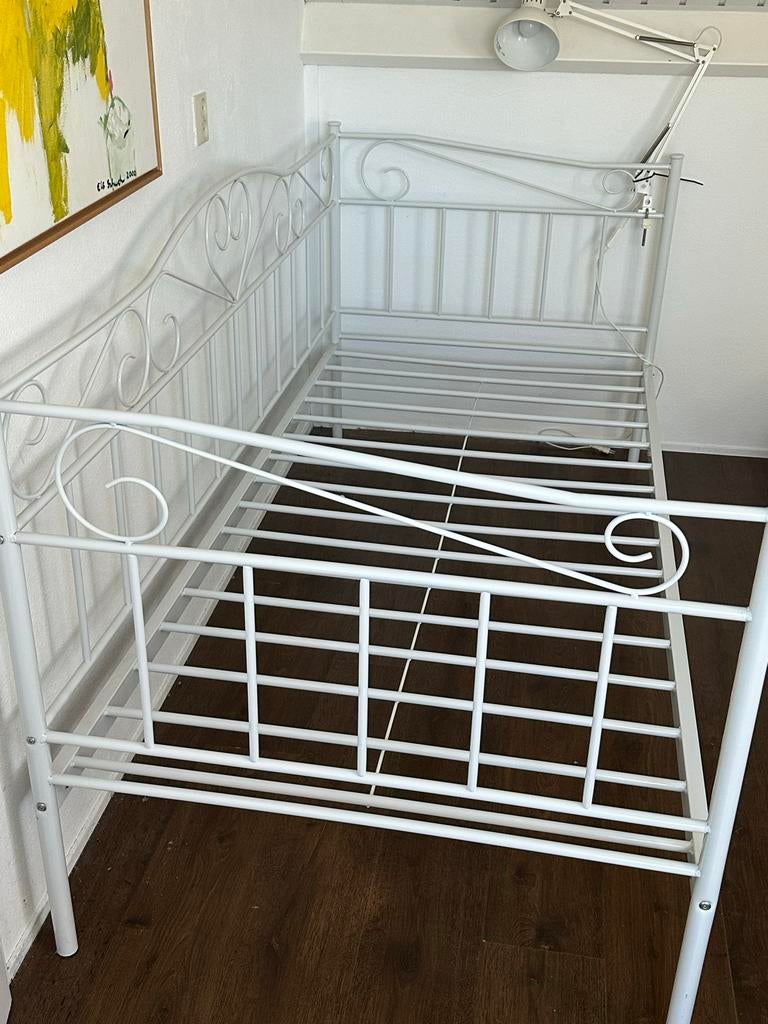 Wit metalen bedframe met evt  2 matrassen, Ophalen, Gebruikt, 90 cm, Eenpersoons