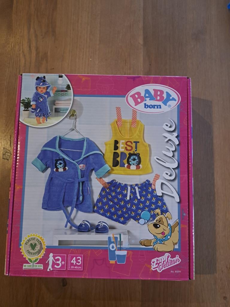 Baby Born jongensset Deluxe - Badjas, T-shirt, korte broek, Ophalen of Verzenden, Zo goed als nieuw, Babypop