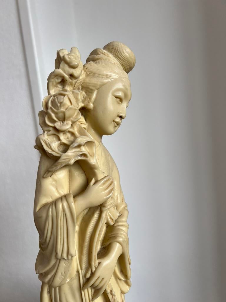 Ivoorkleurig beeld van een Japanse geisha met pioenrozen, Antiek en Kunst, Verzenden