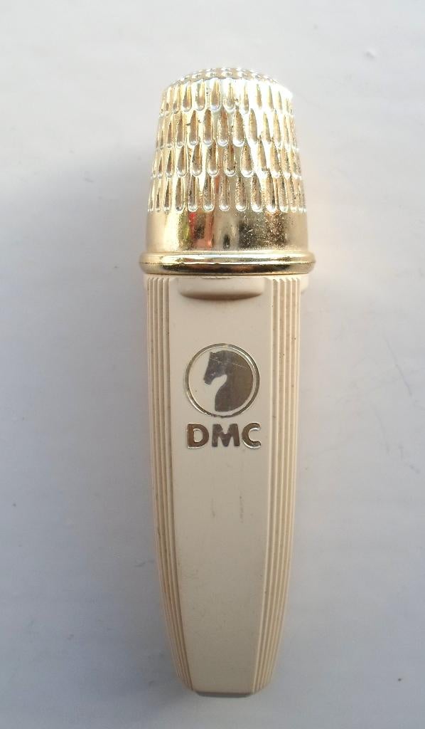 DMC naaigarenkokertje met vingerhoed., Antiek en Kunst, Curiosa en Brocante, Ophalen of Verzenden