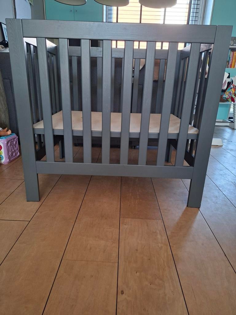 Grijze houten box met verstelbare bodem, Kinderen en Baby's, Boxen, Ophalen, Gebruikt, Rechthoekig, In hoogte verstelbaar