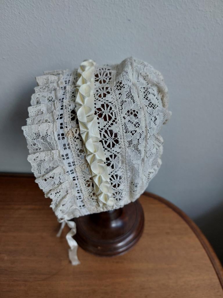 Poppenmutsje van kant, Antiek en Kunst, Ophalen of Verzenden