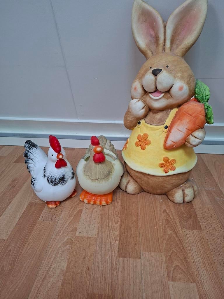Leuke set van 3 beelden: haas en 2 kippen, Huis en Inrichting, Woonaccessoires | Overige, Gebruikt, Steen/keramiek, Meerkleurig