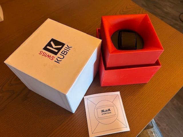 Swiss Kubik watch winder - RED -, Sieraden, Tassen en Uiterlijk, Ophalen of Verzenden, Zo goed als nieuw, Overige merken