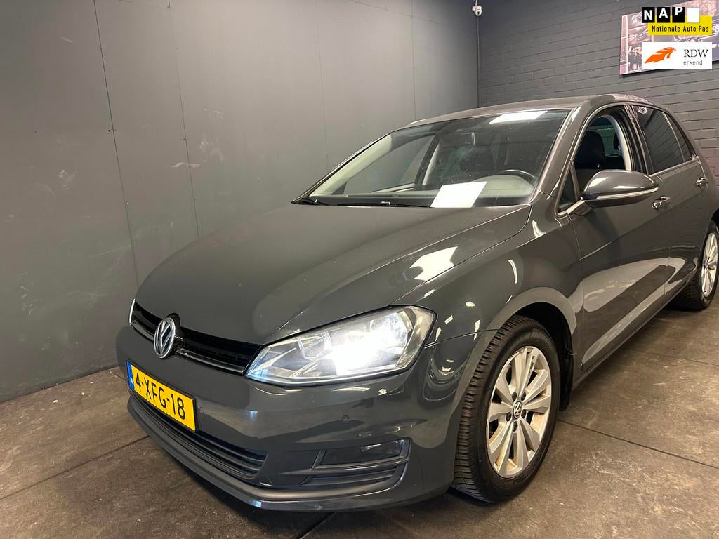 Volkswagen Golf 1.6 TDI BlueMotion DSG LM NAP NL 1eigenaar d, Auto's, Gebruikt, Euro 6, 4 cilinders, 1239 kg