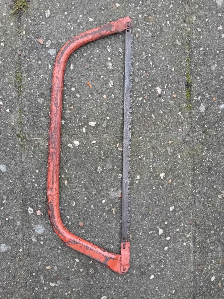 Te koop: een gebruikte handzaag met een opvallend rood frame, Tuin en Terras, Handzagen, Gebruikt, Ophalen of Verzenden