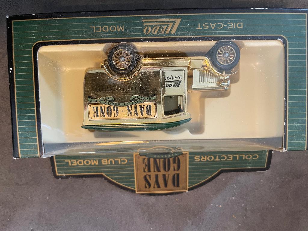 Lledo Days Gone Collectors Club 2nd Gold Edition modelauto, Ophalen of Verzenden, Nieuw, Auto, Overige merken