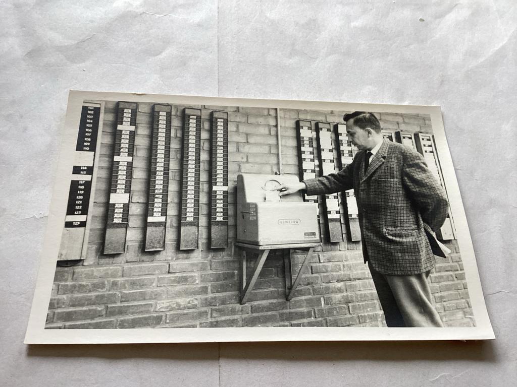 Vintage foto: Man bij prikklok - Jaren '50/'60, Gebruikt, Foto, Ophalen of Verzenden, 1940 tot 1960