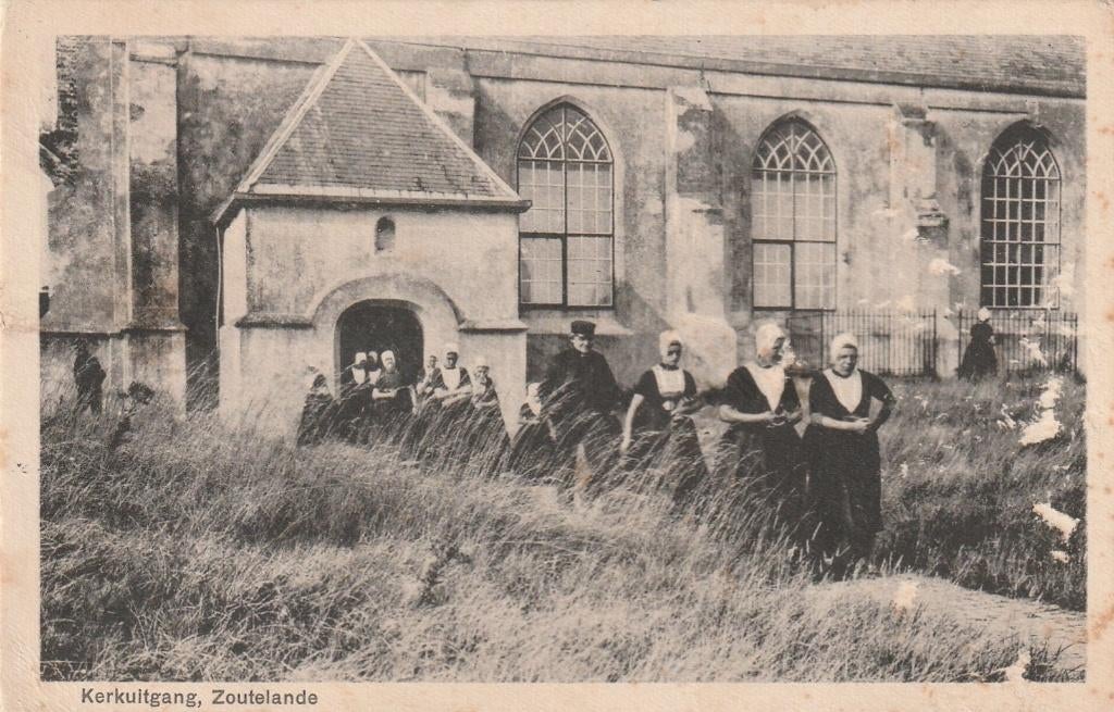 ZOUTELANDE Kerkuitgang Klederdracht 1935, Verzamelen, Ansichtkaarten | Nederland, Verzenden, 1920 tot 1940, Gelopen, Zeeland