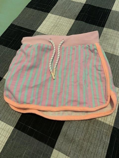 Roze/groene korte broekje van de Zeeman. Maat 98, Broek, Zeeman, Meisje, Ophalen of Verzenden