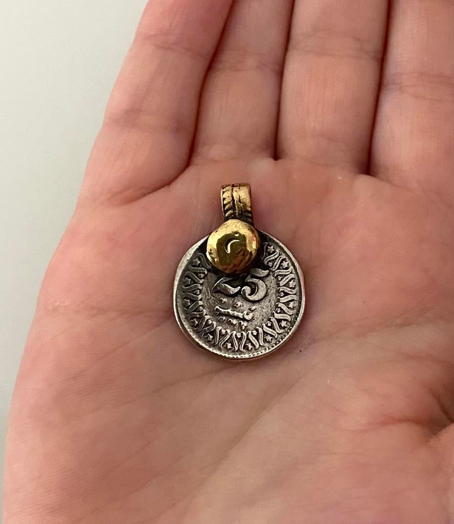 Een munt hanger. Kettinghanger, Overige materialen, Overige voorstellingen, Verzenden, Nieuw