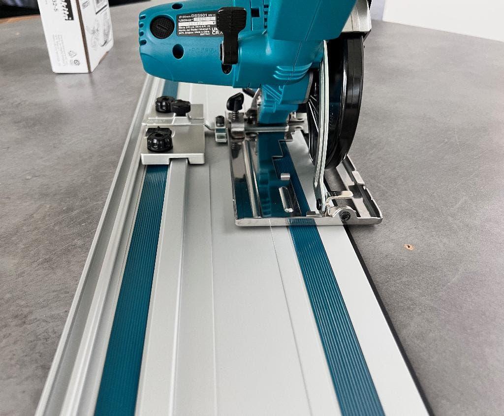 MAKITA 18V ACCU INVALZAAG +GELEIDER +ADAPTER LXT CIRKELZAAG, Nieuw, 10 m² of meer, 10 tot 30 cm, Hout