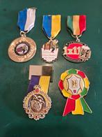 13 BELGISCHE KARNEVALS PINS en SPELDJES, Verzamelen, Verzenden, Overige onderwerpen