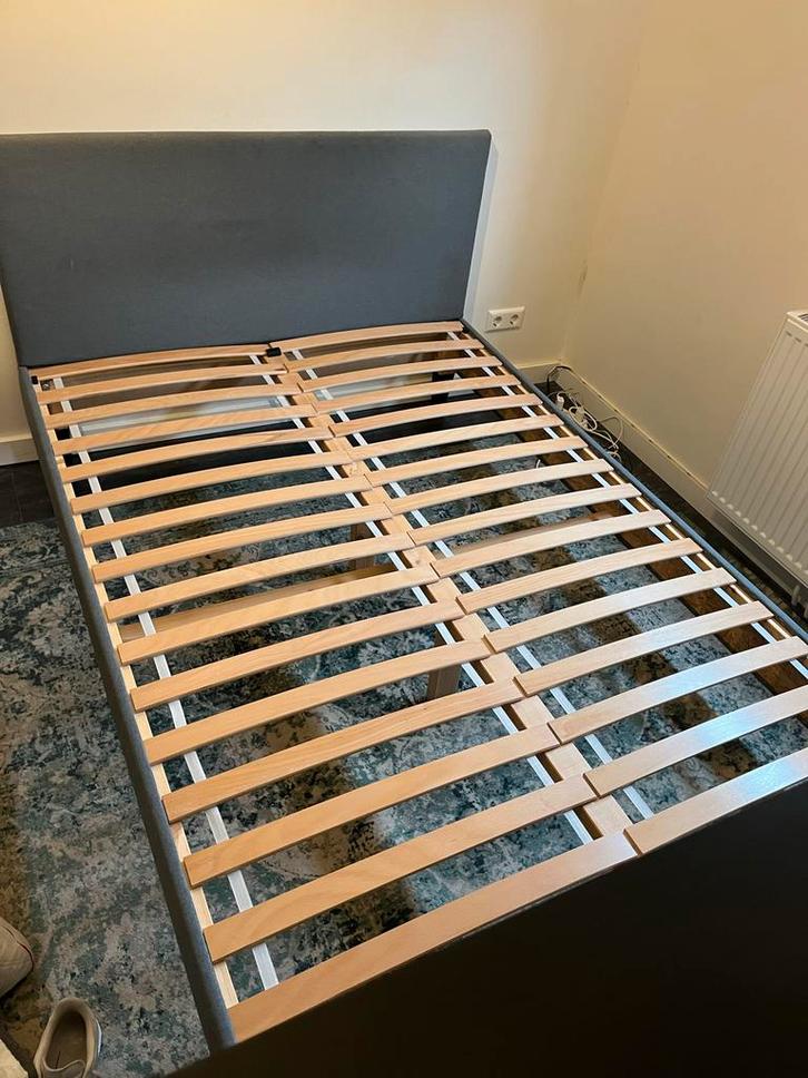 2x IKEA Sabovik bedframe 140x200 – grijs, Huis en Inrichting, Slaapkamer | Bedden, Gebruikt, Tweepersoons, 140 cm, 200 cm, Stof