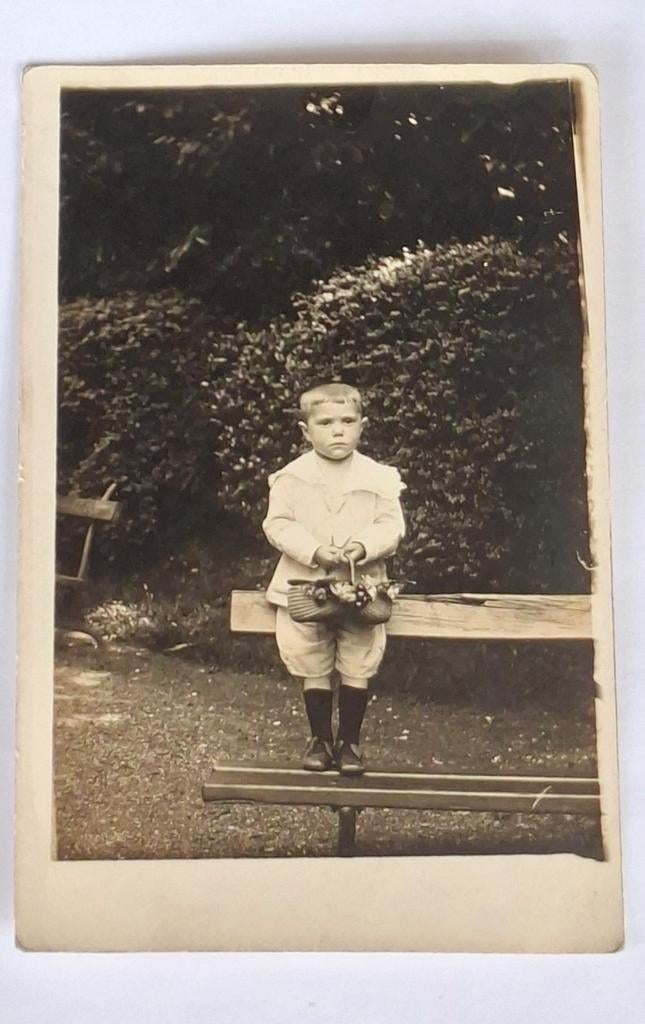 Fotokaart- portret- kind- jongen- rieten mand, Ophalen of Verzenden, Voor 1940, Overige onderwerpen, Foto