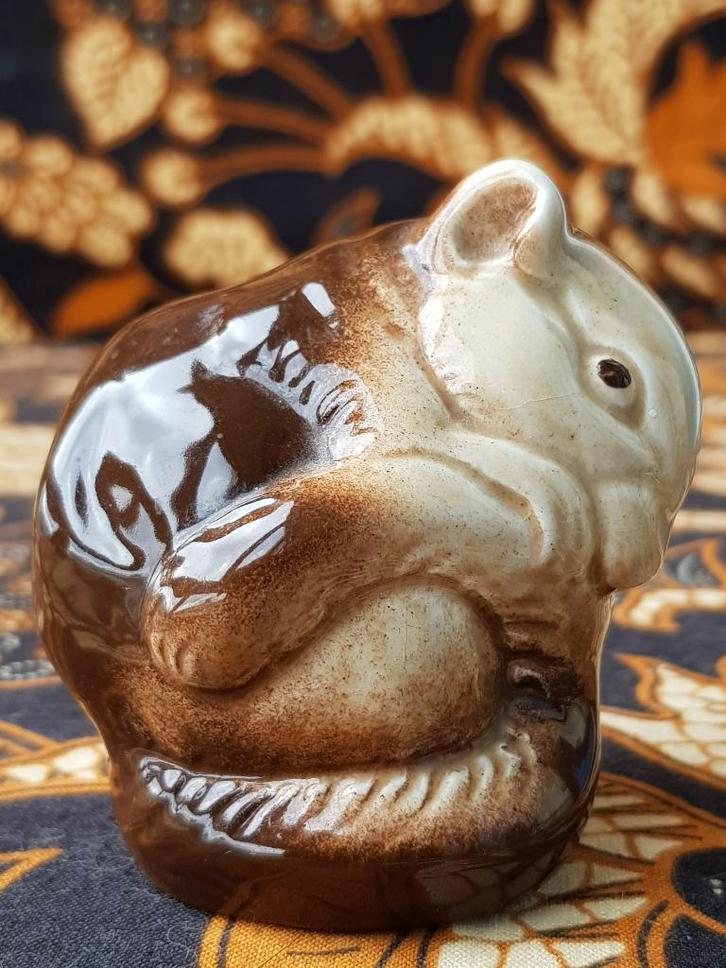 Slaapmuis mooi oud Engels beeldje van Poole porselein 7 cm., Antiek en Kunst, Antiek | Porselein, Ophalen of Verzenden