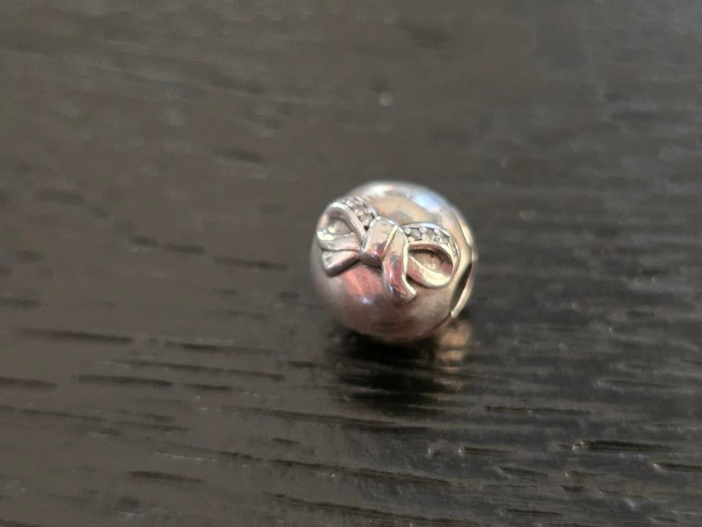 Pandora clip strik, Sieraden, Tassen en Uiterlijk, Bedels, Ophalen of Verzenden, Zo goed als nieuw, Zilver, Pandora