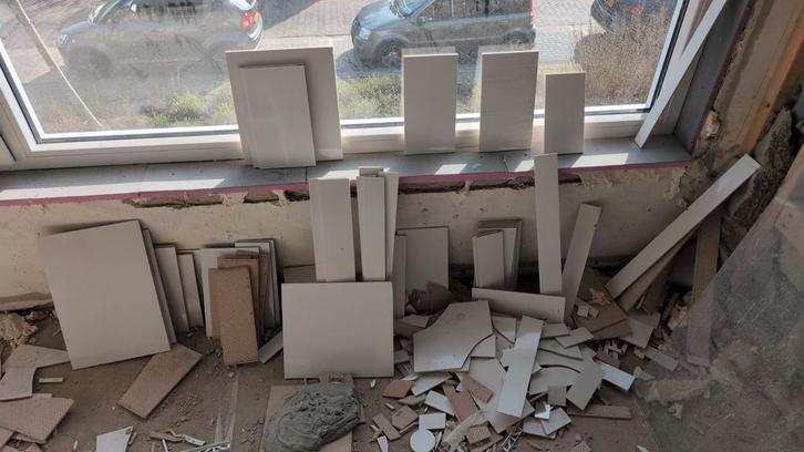 Overblijfselen tegels badkamer en 5 hele tegels, Doe-het-zelf en Verbouw, Tegels, Nieuw, Wandtegels, Keramiek, 60 cm of meer, 20 tot 40 cm