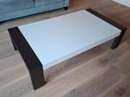 Hoogglans witte salontafel met massief bruine houten poten, Ophalen, Gebruikt, 100 tot 150 cm, 50 tot 100 cm