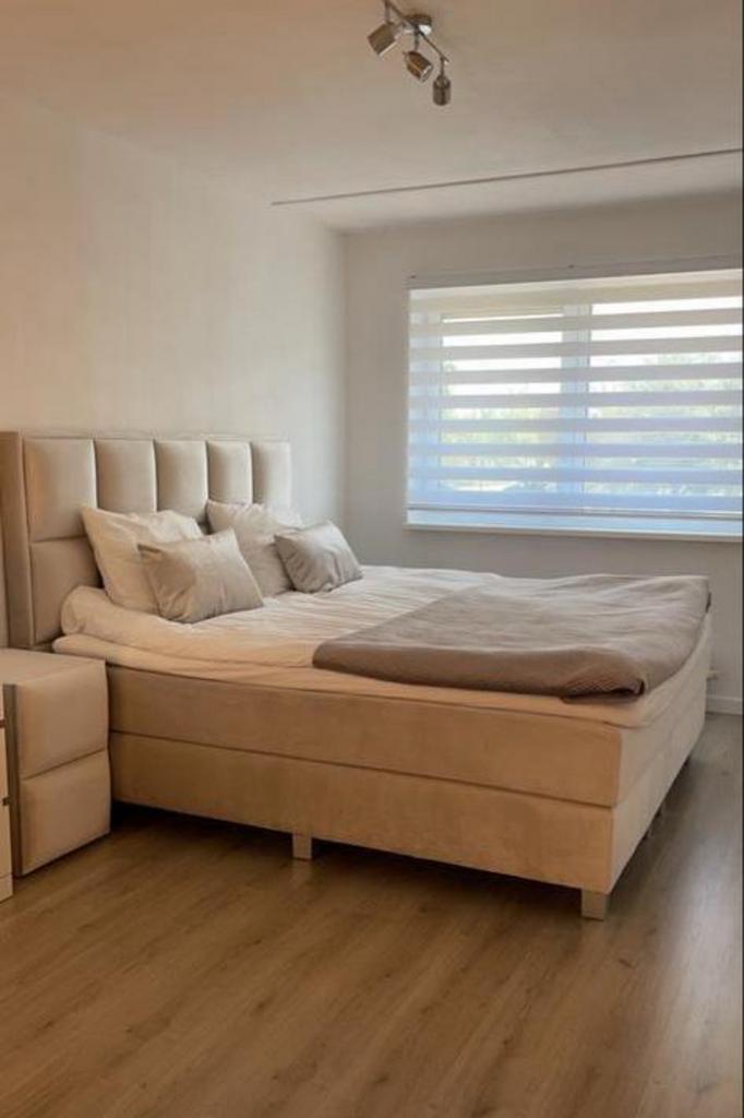 Mooi velvet tweepersoonsbed met nachtkastjes (180x200 cm), Beige, Tweepersoons, Ophalen of Verzenden, Zo goed als nieuw