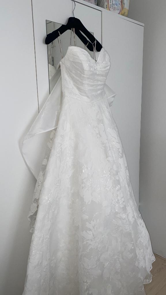 Nieuwe trouwjurk maat 42 – nooit gedragen (Dani van Toll), Kleding | Dames, Gelegenheidskleding, Ophalen, Overige typen, Wit, Maat 42/44 (L)