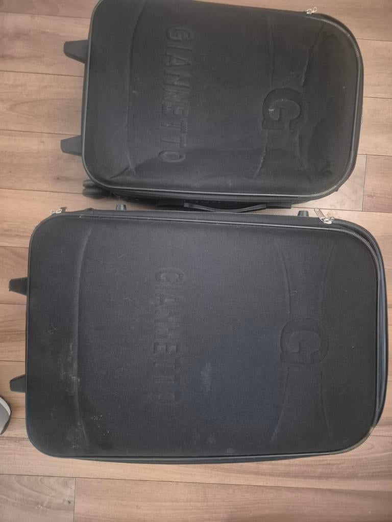 2 zwarte koffers, 1 groot en 1 kleiner, met wieltjes, Sieraden, Tassen en Uiterlijk, Koffers, Ophalen of Verzenden, Hard kunststof