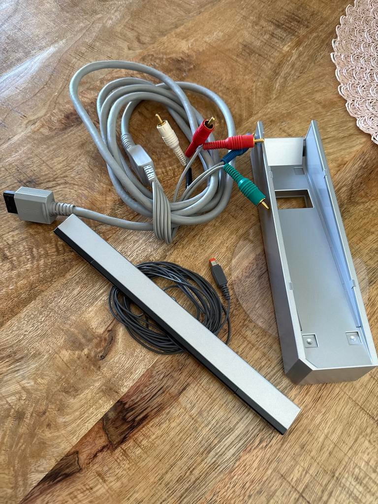 Wii accessoires: standaard, HD kabel en sensor balk, Spelcomputers en Games, Spelcomputers | Nintendo Wii, Ophalen of Verzenden