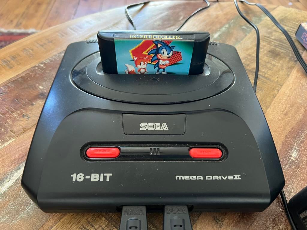 Sega Mega Drive II + Sonic 2 + Kid Chameleon, Spelcomputers en Games, Ophalen of Verzenden, Zo goed als nieuw, Met 2 controllers