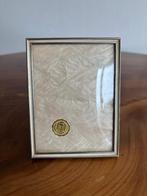 Vintage fotolijstje Jyden met metalen rand en bol glas 9*12., Ophalen of Verzenden