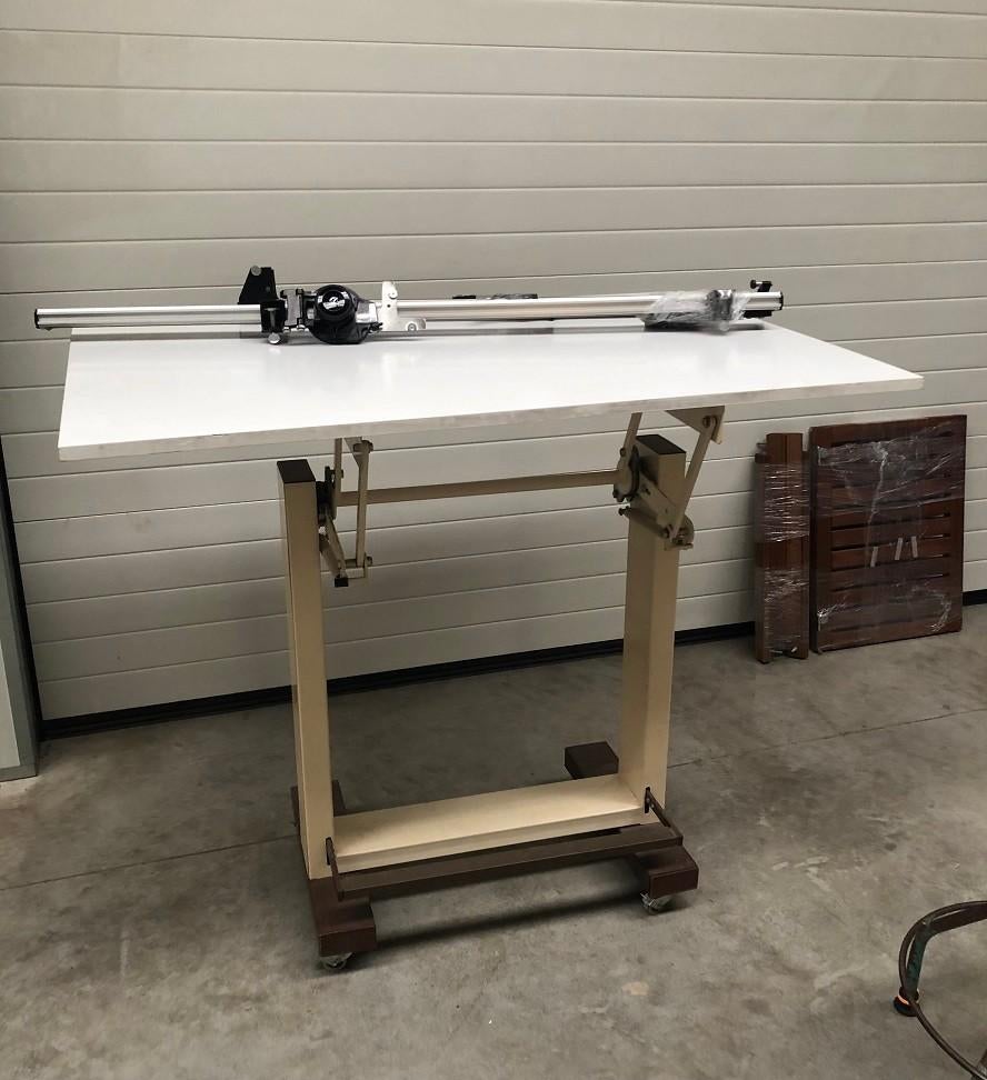 INBOEDELVERKOOP HAAKSBERGEN: tekentafel, Ophalen, Zo goed als nieuw, 150 tot 170 cm