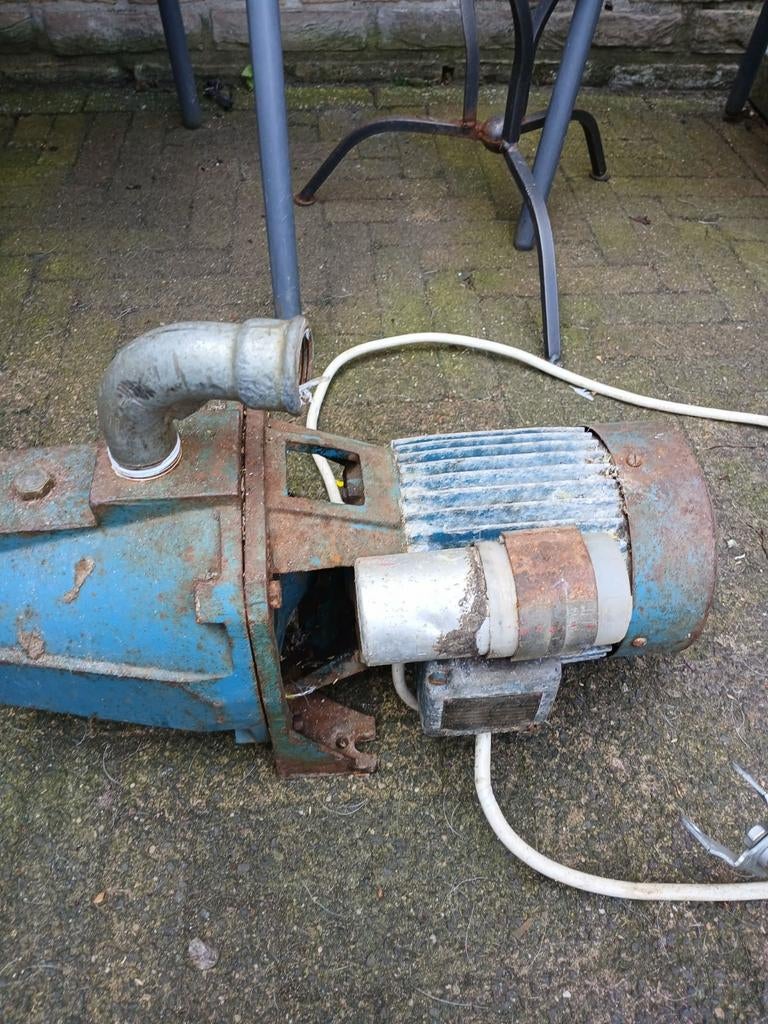 Goedwerkende waterpomp, Ophalen, Gebruikt, Elektrisch