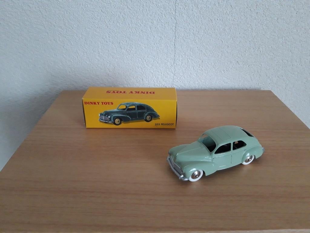 Dinky Toys France 24R. PEUGEOT 203. Produit de 1955 à 1959. 1/43
