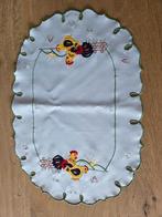 Pasen vintage ovaal geborduurd paaskleedje haan/kip/zon, Ophalen of Verzenden, Zo goed als nieuw