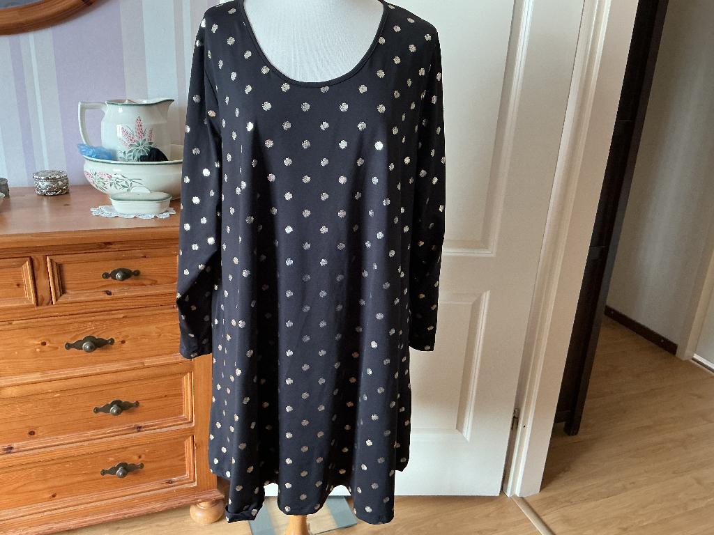 Zwarte tuniek met bolletjes van Yoek. Maat XXL= 54-56, Kleding | Dames, Yoek, Ophalen of Verzenden, Zo goed als nieuw, Blouse of Tuniek