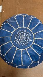 Nieuwe Marokkaanse handgemaakte leren poef, gevuld blauw, Minder dan 50 cm, Rond, Nieuw, Ophalen of Verzenden